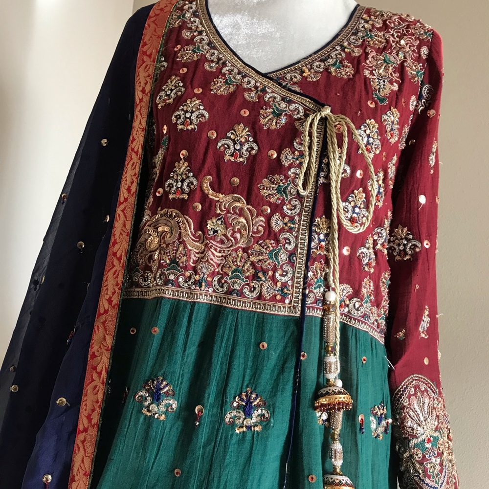 ❗️SOLD❗️Almirah,indian pakistani, women dress - Picture 1 of 8